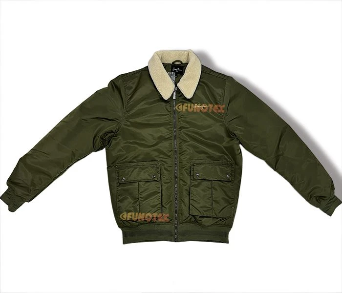 chamarra bomber con logo